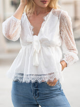 Bluse mit tiefem Ausschnitt und Spitzendetail